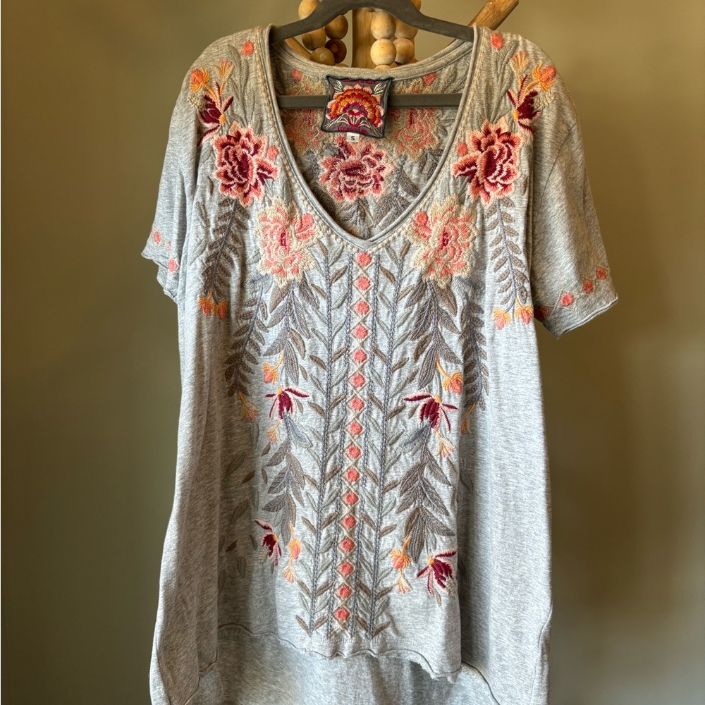 Johnny Was embroidered V-Neck Women's Top in Light Gray with Pink Floral Accents